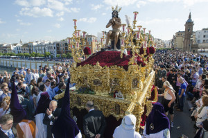 La Estrella por el Puente de Triana en Sevilla