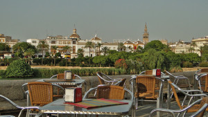 Vista del Paseo de Colón desde la calle Betis (foto: Consorcio de Turismo de Sevilla)