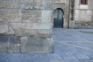 Restos romanos base Giralda Sevilla