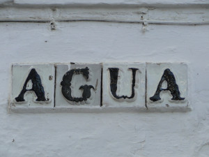 Rótulo de la calle del Agua en Sevilla