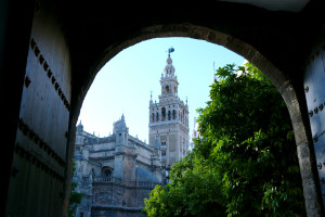 vista giralda puerta patio banderas sevilla