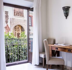 puerta catedral holiday suites