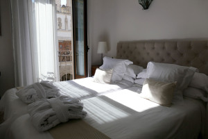 vista puerta perdon habitacion apartamento turistico puerta catedral sevilla