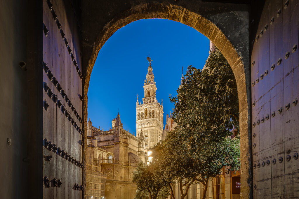 sevilla patio banderas giralda