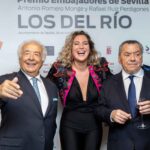 Premio Embajador de Sevilla 2025 a Los del Río con Laura Gallego.