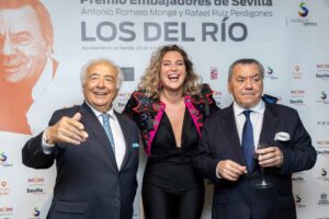 Premio Embajador de Sevilla 2025 a Los del Río con Laura Gallego.